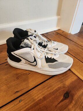 Nike Men's Kyrie Low Sneaker